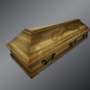 Priedes koka zārks ar ozola lapām